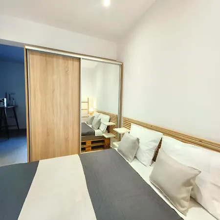 Archo's 2 Smart Location, Private Parking Apartment